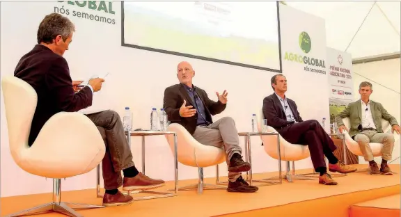  ??  ?? João Ferreira, subdiretor da CMTV, Divanildo Monteiro, diretor de Zootecnia da UTAD, Luís Mira, secretário-geral da CAP, e Pedro Torres, organizado­r da Agroglobal