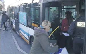  ??  ?? L’agression s’est produite dans un bus de Ligne d’Azur, vendredi soir, à l’ouest de Nice. Hier sur cette même ligne, des policiers ont procédé à des contrôles des titres de transport.(DR)