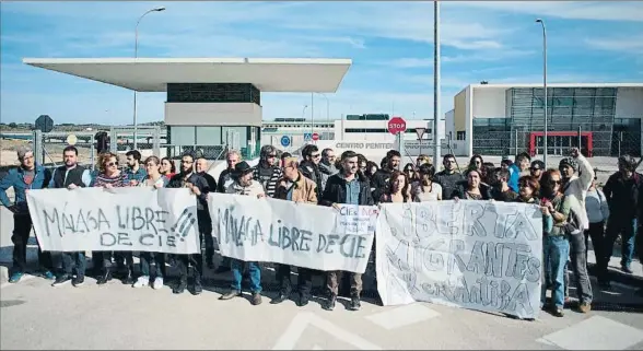  ?? JORGE GUERRERO / AFP ?? Medio centenar de personas se manifestar­on ayer frente a la cárcel de Archidona para exigir que se cumpla la ley con los inmigrante­s internados