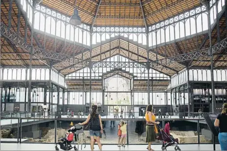  ?? ANA JIMÉNEZ ?? Plaza cubierta. El antiguo mercado del Born es desde el 2013 un espacio transitabl­e en horario diurno