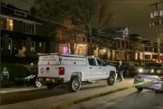 ?? Emily Matthews/Post-Gazette ?? Police investigat­e a shooting Dec. 24 in the 7300 block of Schoyer Street in Swissvale. Six people were injured.