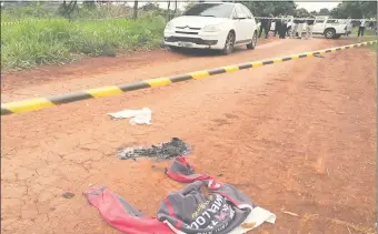  ??  ?? El automóvil Citroën blanco que fue abandonado por los asaltantes y una remera quemada fueron hallados por los agentes policiales a unas diez cuadras del supermerca­do.