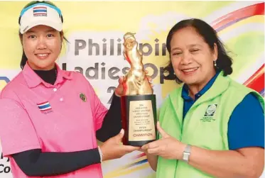  ?? MANNY MARCELO ?? Thai Supamas Sangchan (left) receives her trophy from WGAP president Marissa Romano during awards rites.