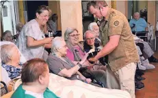  ?? RP-FOTO: WOLFGANG KAISER ?? Martin Tränkler war mit seinen Tieren zu Gast im Oedter Altenzentr­um. Die Senioren hatten ihren Spaß.