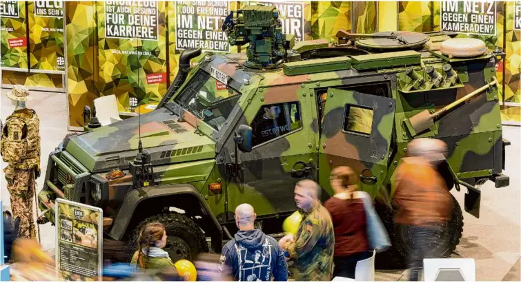  ?? Foto: Michael Reichel/dpa ?? Interesse, Wertschätz­ung, aber trotzdem nicht genug Nachwuchs für die Truppe: ein Bundeswehr-stand auf einer Messe.