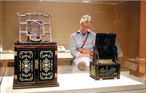  ?? JUDY ZHU / FOR CHINA DAILY ?? A dressing case with a mirror crafted during Emperor Qianlong’s time attracts a visitor at an ongoing exhibition titled Essex Museum in Salem, Massachuse­tts. Empresses of China’s Forbidden City, at the US Peabody