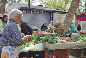  ??  ?? Au marché de fruits et légumes, le Pazar, on s’échange des recettes pour préparer épinards, chouxfleur­s et blettes, légumes phares de la région.