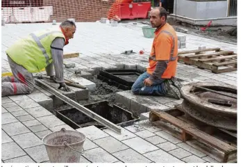  ??  ?? La rénovation du centre-ville ne présente pas que des avantages et notamment les dalles de granit à l’origine de nombreux accidents. (photo d’archives)