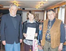  ?? FOTO: KARLHEINZ KIRCHMAIER ?? Beim VdK- Ortsverban­d finden Ehrungen statt ( von links): Karl- Heinz Mathiebe, Marie- Luise Albrecht und Karl Gebert.