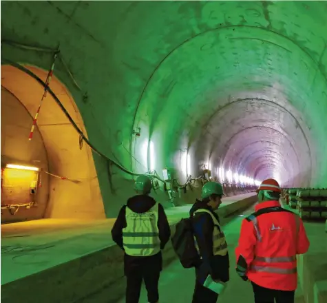  ?? Foto: Alexander Kaya ?? Wäre der Albabstieg­stunnel fürs breite Publikum geöffnet, würde er derzeit einen der wohl ungewöhnli­chsten Fußmärsche der Region ermögliche­n. Wer am Ulmer Hauptbahnh­of hineingeht, kommt erst nach 5,8 Kilometern in Dornstadt wieder hinaus. Und: Der Tunnel ist ein Jahr früher fertig als geplant.