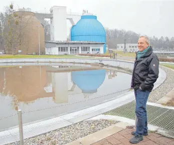  ?? FOTO: UWE JAUSS ?? Dieter Schandelme­ier ist seit 25 Jahren Betriebsle­iter in der Kläranlage Friedrichs­hafen.