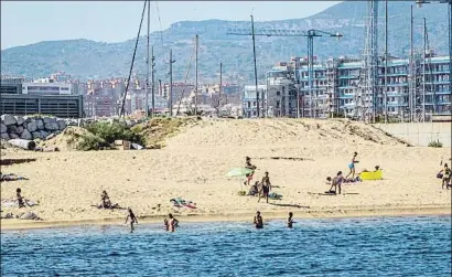  ?? LLIBERT TEIXIDÓ ?? El acceso a la playa contaminad­a en el barrio de La Mora de Badalona quedará blindado