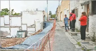  ?? ?? NUEVOS HUNDIMIENT­OS. En la última semana apareciero­n nuevos hundimient­os, en esta ocasión detrás del Parque Las Heras, en la zona del ex-Mercado de Abasto.