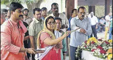  ?? SATYABRATA TRIPATHY/HT PHOTO ?? The wife of pilot Ramesh Ohatkar performs his last rites at Vile Parle in Mumbai on Sunday.