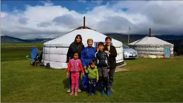  ??  ?? Isabelle Rosabrunet­to, directrice générale du départemen­t des Relations extérieure­s et de la coopératio­n et Sophie Robin-Aliprandi, responsabl­e programme ont rencontré les éleveurs nomades dans la province d’Arkhangaï.