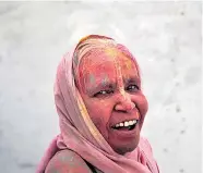  ?? Foto: Reuters ?? Eine Witwe, die in Vrindavan im indischen Bundesstaa­t Uttar Pradesh mithilfe der Organisati­on Sulabh Internatio­nal das Holi-Fest feiern konnte.