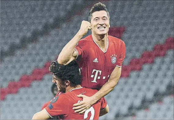  ?? FOTO: EFE ?? Robert Lewandowsk­i, aupado por Álvaro Odriozola
El lateral cedido por el Real Madrid asistió en el 4-1 al polaco, que lleva la friolera de 53 goles desde el inicio de la temporada