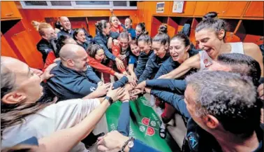  ?? ?? Las jugadoras de la Selección y el cuerpo técnico celebran en el vestuario la clasificac­ión para los Juegos.