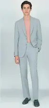  ??  ?? Un look Canali dedicato all’emozione della «Ispirazion­e», debutto del nuovo stilista Hyun Wook Lee. Scarpe slip on in tessuto, colori eterei e impalpabil­i, come il rosa cipria e il grigio polvere, linee essenziali e pulite, la morbidezza della...