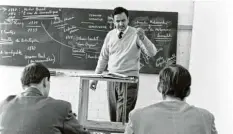  ?? Foto: Siol, (Archivbild) ?? So zeigte sich Tomás Maldonado im Unterricht an der Ulmer HfG im Jahr 1958. Ein Gefühl für jene Zeiten möchte der neue Audiowalk vermitteln.