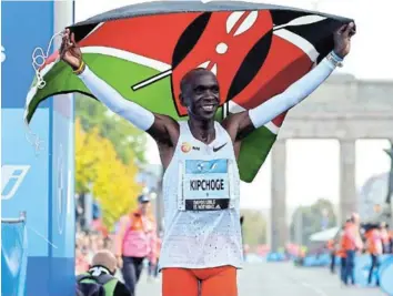  ?? / FBRIZIO BENSCH / REUTERS ?? Kenya’s Eliud Kipchoge celebrates as he wins the Berlin Marathon and breaks the world record he had set in 2018 on the same course.