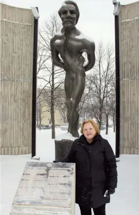  ?? Photo : Camille Gris Roy ?? La directrice générale de Francofond­s Madeleine Arbez, devant le monument du centenaire de Louis Riel.