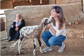  ??  ?? Alessandra Argiolas a Khirbet ‘Atuf. promozione. Devono imparare a creare reti e a fare sistema tra loro.