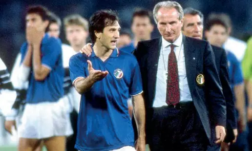 ??  ?? Chi è
Italia 90 Luigi De Agostini insieme con il ct Azeglio Vicini al termine di una partita dei Mondiali giocati trent’anni fa in Italia