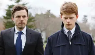  ??  ?? Emotional ... (from left) Affleck and Hedges bring the audience on a journey of grief in their roles in Manchester by the Sea.