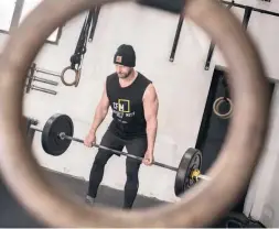  ?? Foto: dpa ?? Neben Seilen und Ringen kommen beim Crossfit auch Gewichte zum Einsatz.