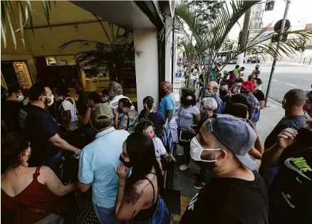  ?? Adriano Vizoni/Folhapress ?? Consumidor­es aguardam abertura do shopping Metrô Santa Cruz, na zona sul da capital paulista