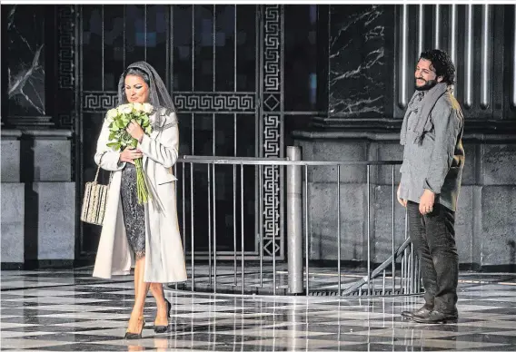  ??  ?? Das „first couple“der Opernwelt im Großen Salzburger Festspielh­aus: Anna Netrebko als Tosca und Yusif Eyvazov als Mario Cavaradoss­i