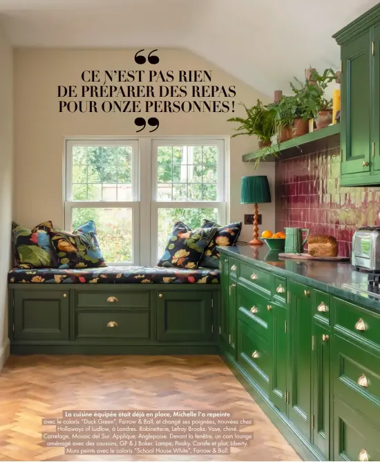  ??  ?? La cuisine équipée était déjà en place, Michelle l’a repeinte avec le coloris “Duck Green”, Farrow & Ball, et changé ses poignées, trouvées chez Holloways of Ludlow, à Londres. Robinetter­ie, Lefroy Brooks. Vase, chiné. Carrelage, Mosaic del Sur. Applique, Anglepoise. Devant la fenêtre, un coin lounge aménagé avec des coussins, GP & J Baker. Lampe, Pooky. Carafe et plat, Liberty.
Murs peints avec le coloris “School House White”, Farrow & Ball.