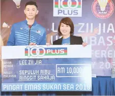  ?? — Bernama photo ?? Zii Jia (left) receives RM10,000 100PLUS incentive from Leong Wai Yin after the ceremony.