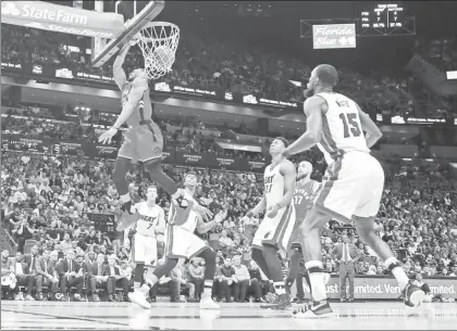  ??  ?? Norman Powell (24), de los Raptors de Toronto, anota ante la impotencia de cuatro jugadores del Heat de Miami, que perdió por marcador de 101-84 ■ Foto Ap