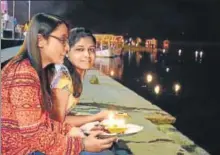  ?? GAYATRI JAYARAMAN /HT PHOTO ?? Anushree and Tanushree, who now live in Pune and Bangaluru, offer prayers at Gwarighat in Jabalpur.