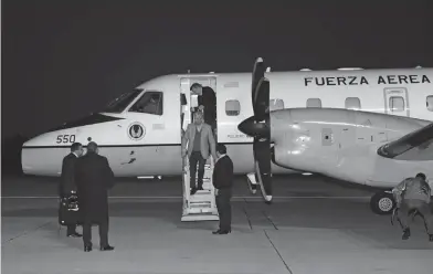  ??  ?? COMITIVA. El presidente Tabaré Vázquez y la comitiva oficial arribaron al aeropuerto Ángel S. Adami, de Melilla, Montevideo.