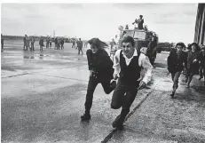  ?? FOTOS: VOLKER KRÄMER/REPROS: ANDREAS KREBS ?? Wasserwerf­er-einsatz bei der Ankunft der Rolling Stones am Düsseldorf­er Flughafen, 1965.