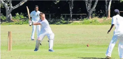  ??  ?? READY: Monja Botha of Port Alfred High School U15B team deals in full swing, while Siyanda Qutywa, background, and Zuko Kameni, right, from the Nomzamo Wolves’ second team stand ready