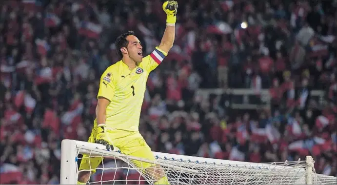  ?? JUAN MABROMATA / AFP ?? Claudio Bravo celebra encaramado a una de las porterías del Estadio Nacional el primer título de Chile en la Copa América