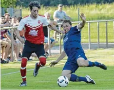  ?? Foto: Ernst Mayer ?? Gute Abwehrarbe­it als Basis: Der Obergesser­tshauser Manuel Knoll grätscht den Ball vor dem Bosporus Torschütze­n Mustafa Birinci weg.