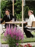  ?? Foto: dpa ?? Auf Abstand: Emmanuel Kanzlerin Angela Merkel.
Macron
mit