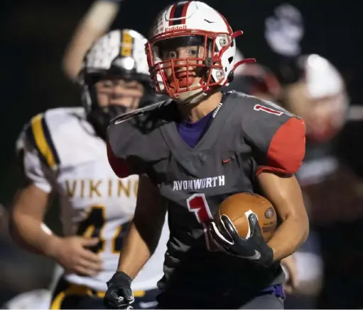  ?? Steph Chambers/Post-Gazette ?? Avonworth’s Ian Syam runs for a touchdown against Apollo-Ridge Friday night at Avonworth High School.