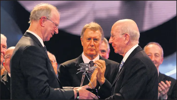  ??  ?? ■ Sir Bobby Charlton receives the Lifetime Achievemen­t Award from brother Jack during the BBC Sport Personalit­y of the Year Awards in 2008
