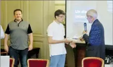  ?? - Crédits : MZ ?? Remise de diplôme par Luc Ségara, président du Rotary Club.