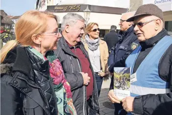  ?? RP-FOTO: DIETRICH JANICKI ?? Siegfried Kolnhofer und seine Kollegen vom Aktionsbün­dnis Seniorensi­cherheit aus Wülfrath berieten zusammen mit der Polizei am Heumarkt, wie hier Heike Katharina Thiel.