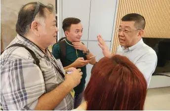  ?? ?? Wee (right) speaking to reporters at the launch of the Lotus Residence show units in Kuching.