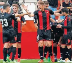  ??  ?? TANTO. La plantilla del Reus festeja un gol que logró ante el Nàstic.