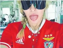  ??  ?? Madonna acompaña a su hijo de 11 en su sueño. Y ya se calzó la camiseta del Benfica como una hincha más. (AP)