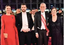  ?? ?? Jakov Milatovic mit Ehefrau Milena, Alexander Van der Bellen und Gattin Doris Schmidauer